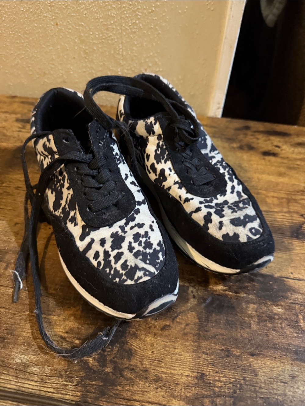 SHEIN Black and White Spotted Kids Sneakers